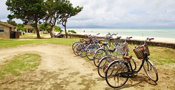 【竹富島旅遊】騎著自行車玩景點｜星砂浜、コンドイビーチ、西棧橋