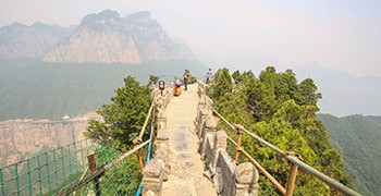 【中國河南旅遊】天界山：雲峰畫廊&老爺頂｜一落千丈的紅岩絕壁