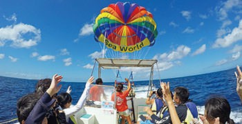 【沖繩旅遊】海上拖曳傘｜翱翔在美麗海的五十公尺高空